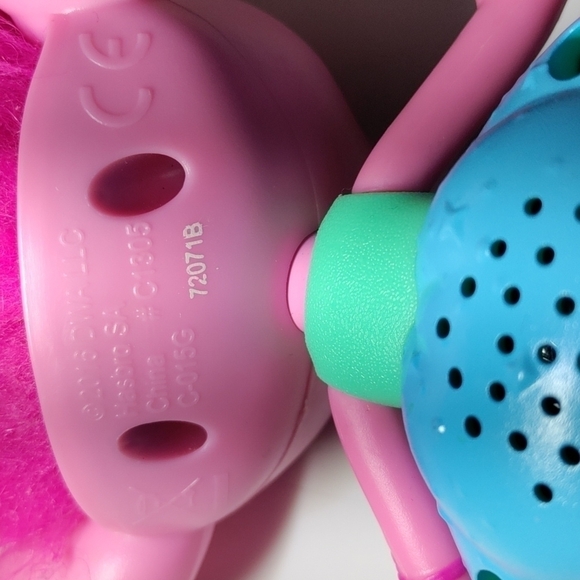 Troll poppy interactive with long pink poseable light up hair - Picture 4 of 5